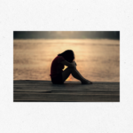 悲しむ女性のイメージ画像