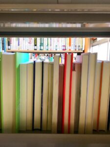 図書室の本のイメージ画像