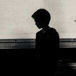 悲しげな少年のイメージ