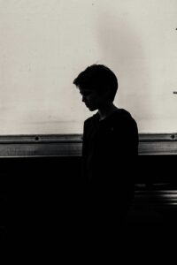 悲しげな少年のイメージ