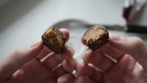 チョコレート・ボンボンを割った画像