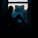 悩む男性のイメージ画像