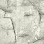 悲しんでいるようにみえる壁の割れ目の画像