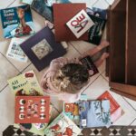 児童書を読む子どもの画像