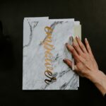 仕事をする女性の手の画像