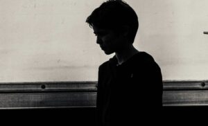 悲しげな少年のイメージ