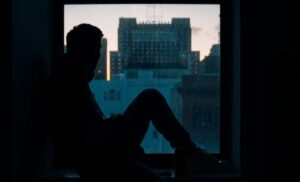 悩む男性のイメージ画像