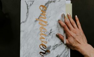 仕事をする女性の手の画像