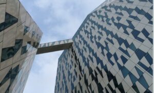 冷たいビルのイメージ画像