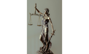 正義の女神の像の画像