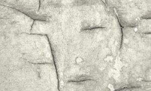 悲しんでいるようにみえる壁の割れ目の画像