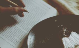 文章を書いているイメージ画像