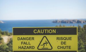 危険な崖のイメージ画像