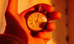 ヒビの入った懐中時計のイメージ画像