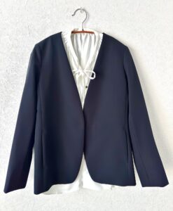 購入したネイビーのノーカラージェケットの画像