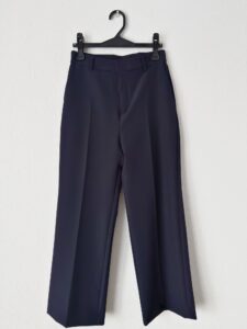 購入したネイビーのストレートパンツの画像