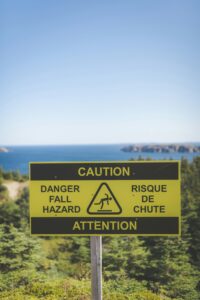 危険な崖のイメージ画像